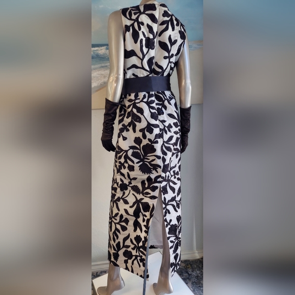 *$8,000 OSCAR DE LA RENTA WHITE SILK BLACK FLORAL EMBROIDERED RUNWAY GOWN US L - Picture 6 of 15